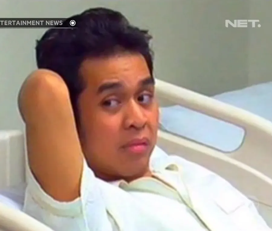 Tidak sempat potong, rambut Olga Syahputra sekarang gondrong. ©Foto: YouTube - Net Entertainment News