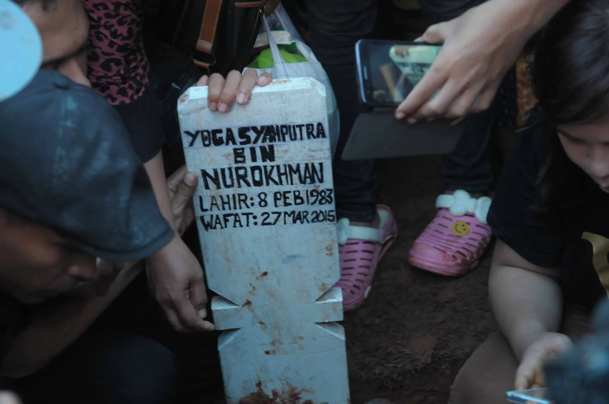 Hujan mengguyur pemakaman Olga Syahputra yang dikebumikan Sabtu (28/03). ©KapanLagi.com®/Bayu Herdianto