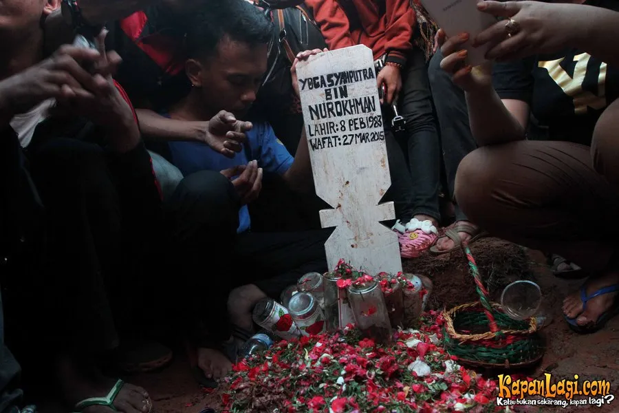 Kondisi makam Olga Syahputra yang penuh peziarah/©Kapanlagi.com®/Bayu Herdianto