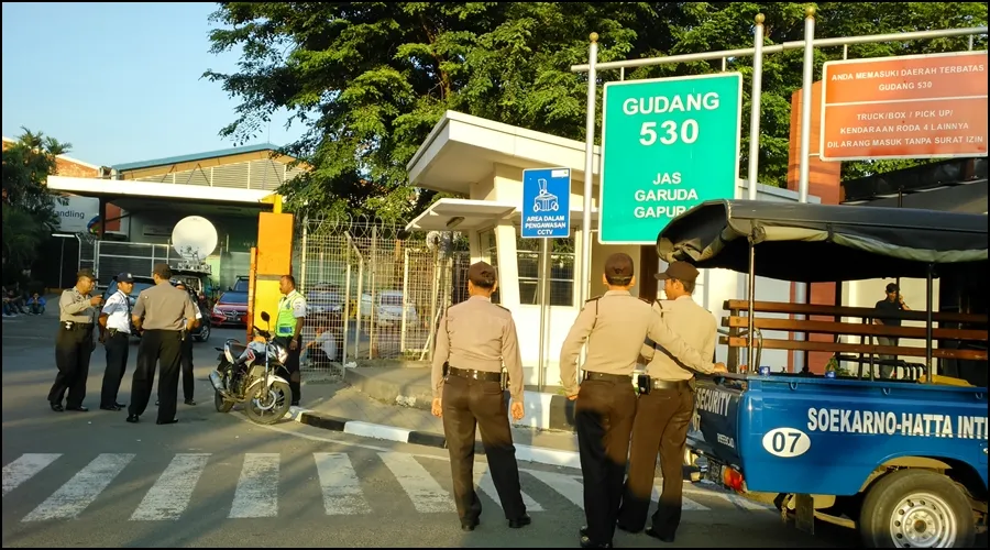 Suasana bandara Soekarno Hatta jelang kedatangan jenazah Olga. ©KapanLagi.com®/Joanzen Yoka