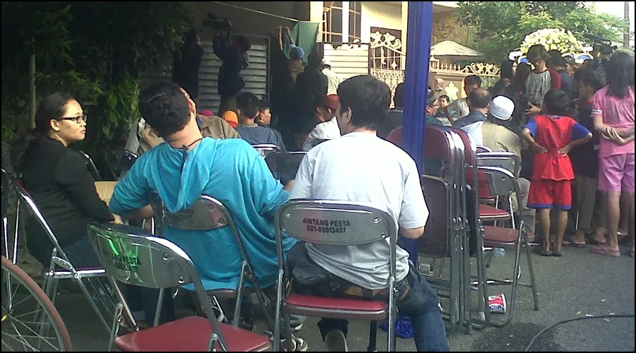 Pedagang kecil memanfaatkan keramaian di sekitar rumah orang tua Olga Syahputra yang sudah ada sejak pagi untuk berjualan. ©KapanLagi.com®/Abbas Aditya