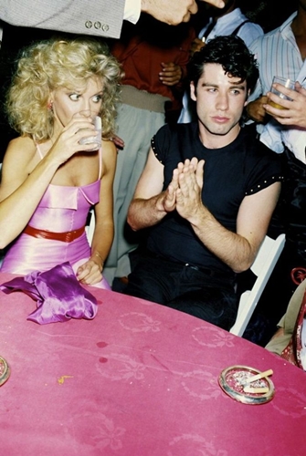 Olivia dan John sesat setelah premier film Grease (cred: Boredpanda.com)
