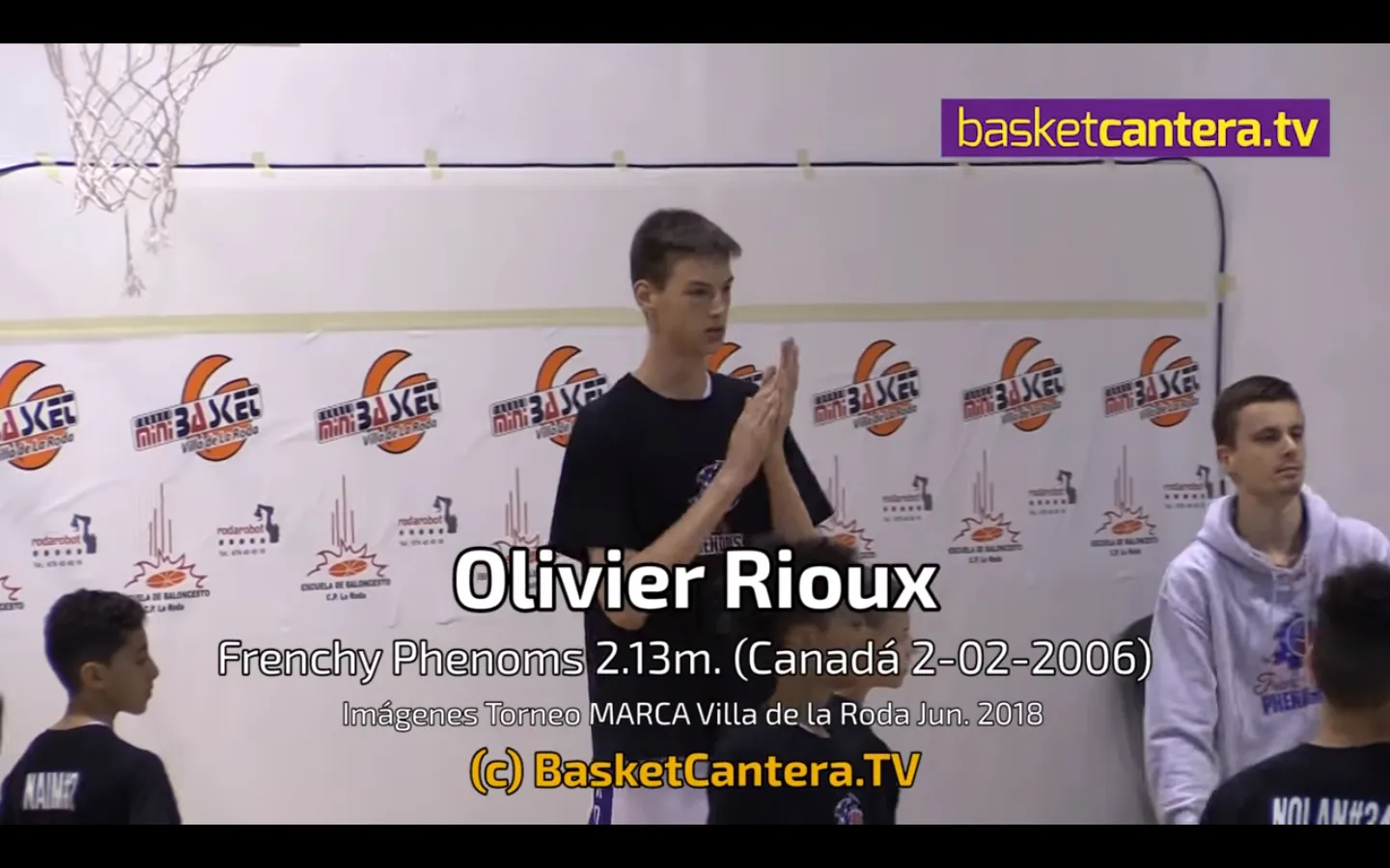 Tinggi Olivier Rioux hampir setiang basket! © YouTube/BasketCantera.TV