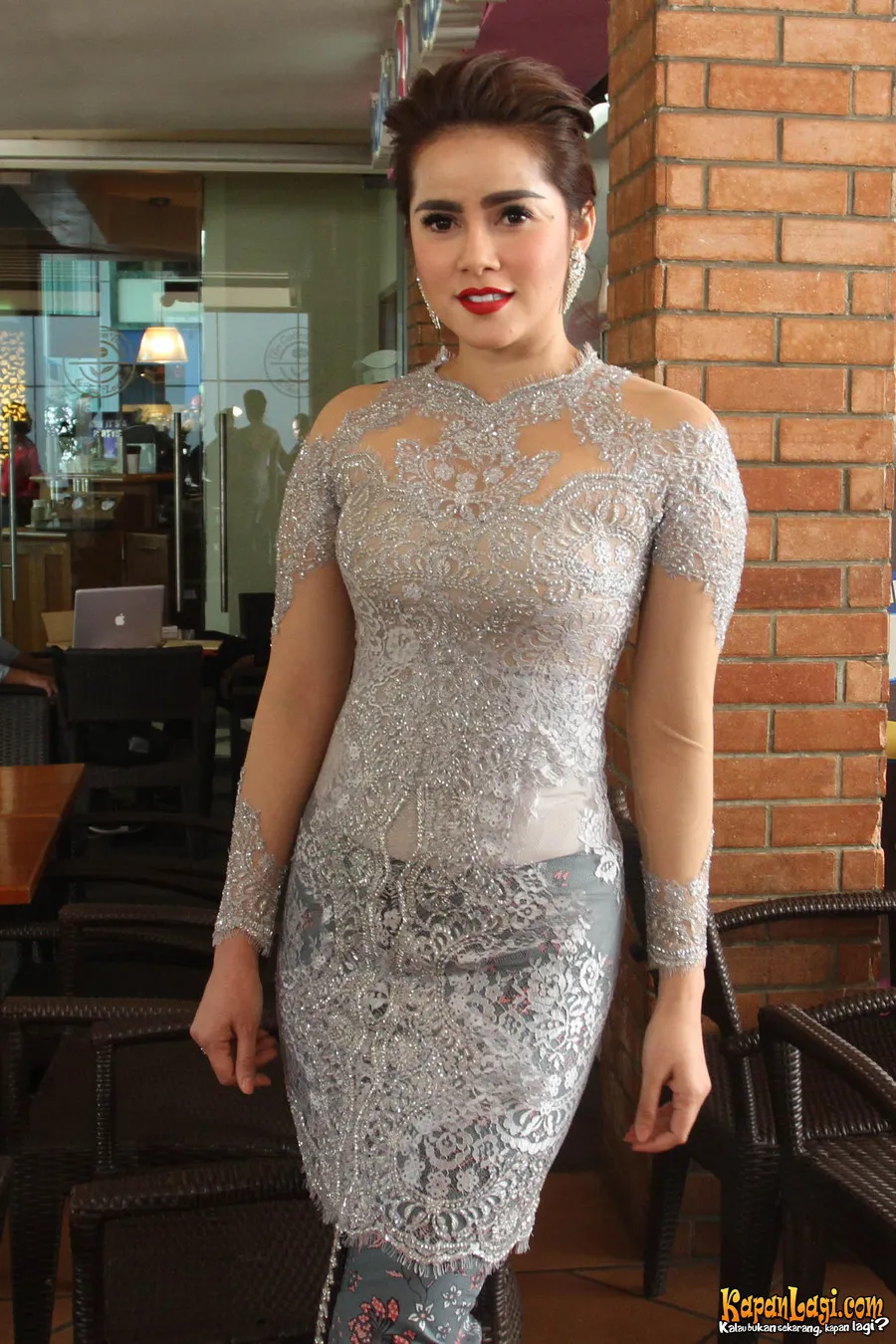 Olla Ramlan dan sahabat-sahabatnya sempat curhat susah senang jadi host berita gosip.