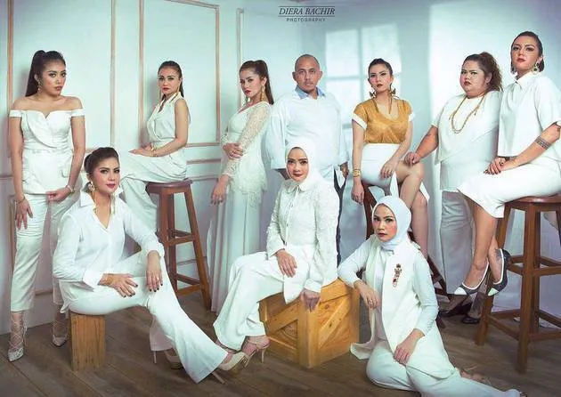 Foto keluarga ala The Ramlans, kecenya bisa ditiru nih, KLovers. © Instagram/ollaramlanaufar/