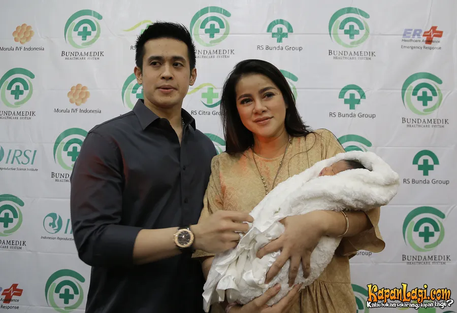 Olla Ramlan melahirkan seorang putri yang sangat cantik bernama Aleena Naira Hana Hutapea. ©KapanLagi.com®