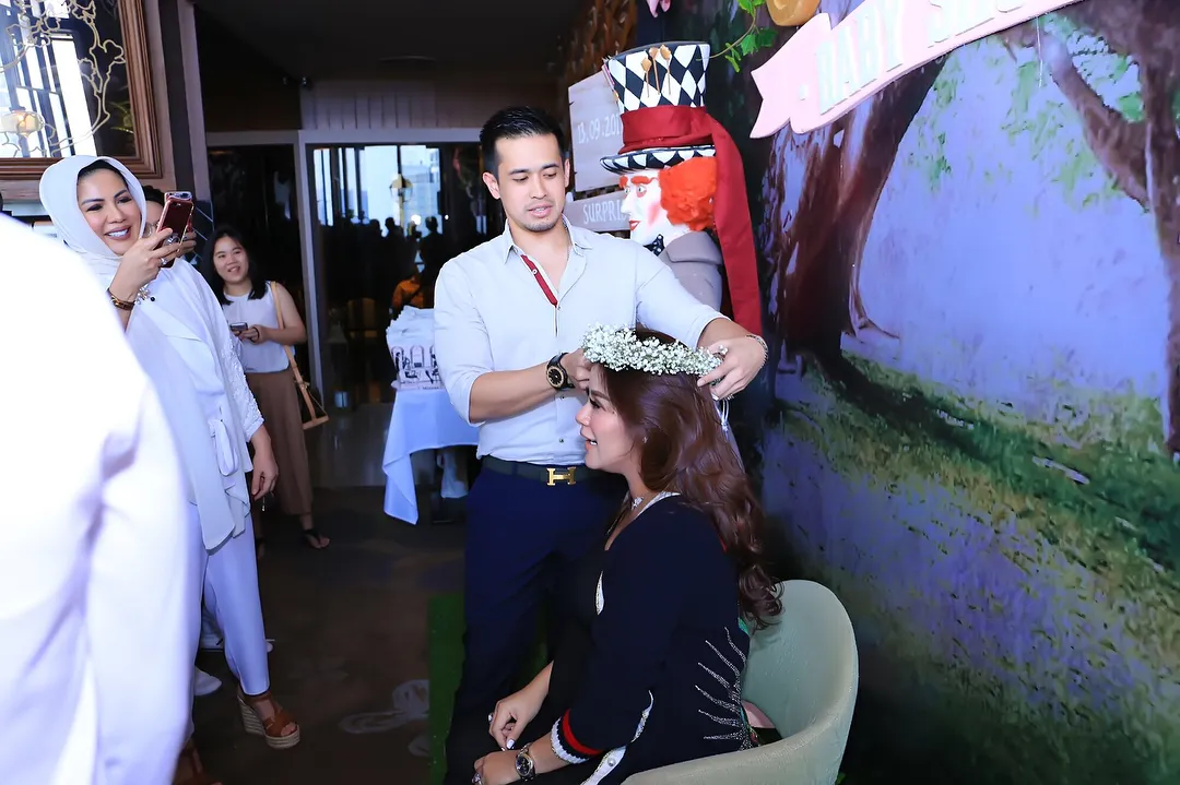 Momen manis Olla Ramlan mendapat kejutan pesta bridal shower dari sang suami. Credit: via instagram.com/ollaramlanaufar