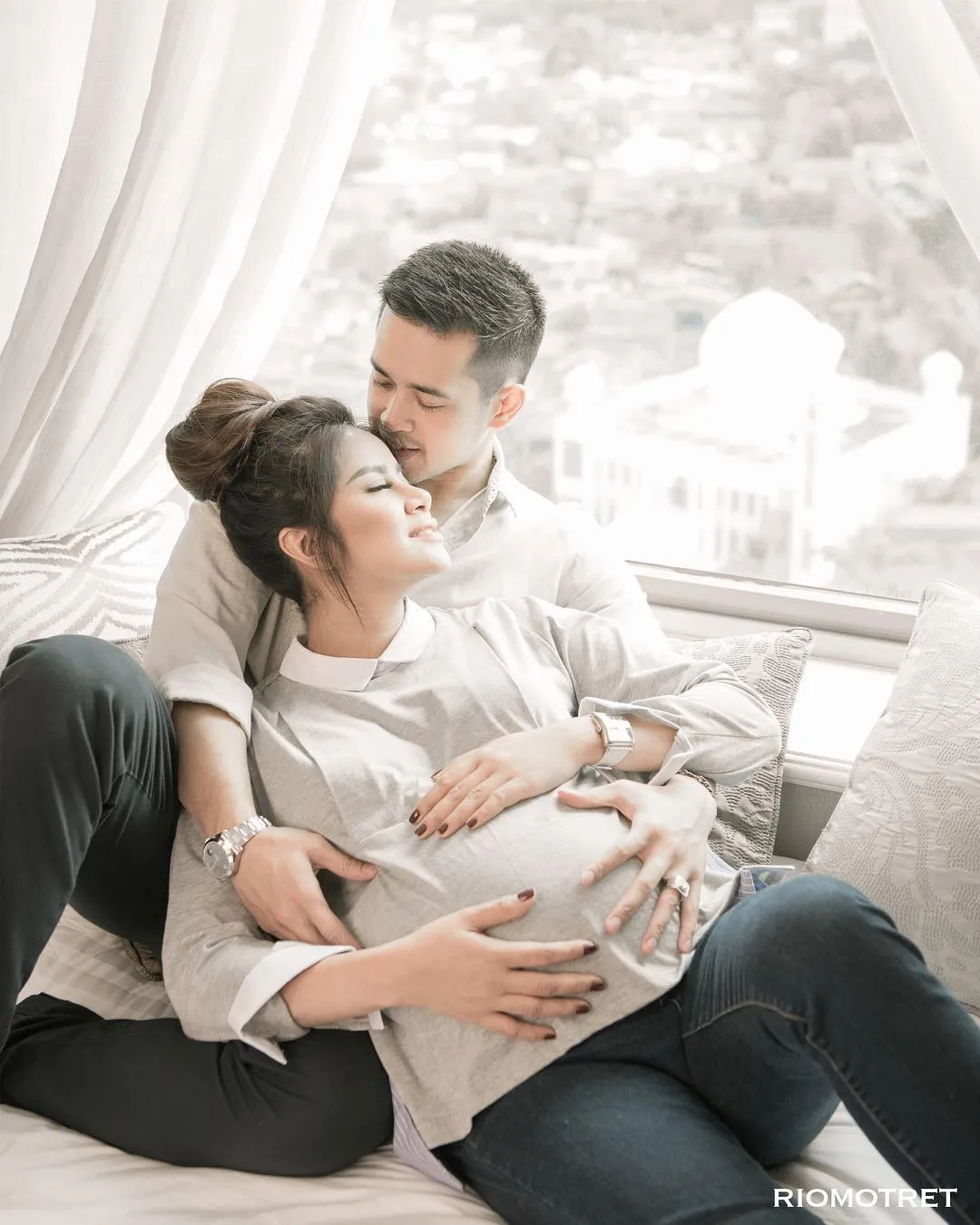 Maternity shoot Olla Ramlan ditemani sang suami. Credit: via instagram.com/ollaramlanaufar