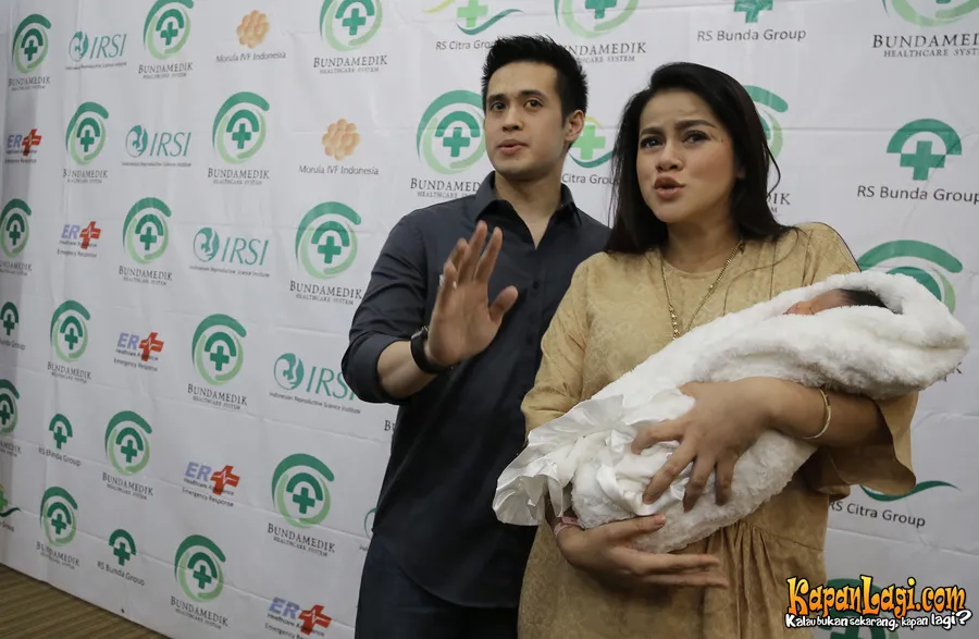 Olla Ramlan & Aufar bersama dengan putri keduanya ©KapanLagi.com®/Agus