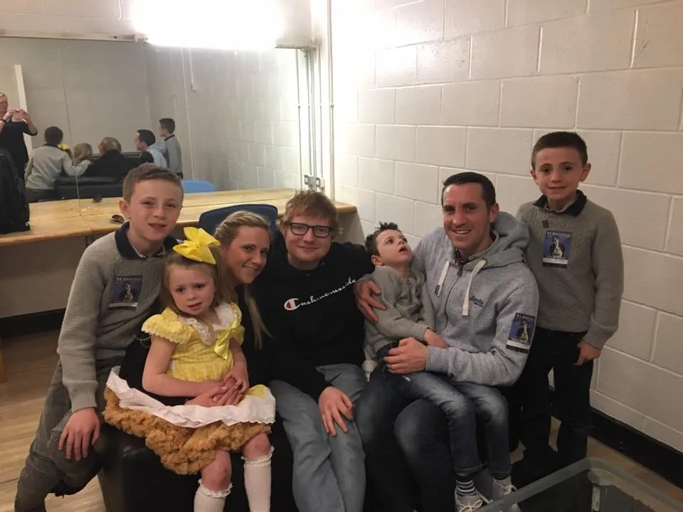 Secara khusus, Ed Sheeran menemui fan ciliknya yang tengah berjuang melawan penyakit Battens di atas panggung © facebook.com/olliesarmybattlingagainstbattens