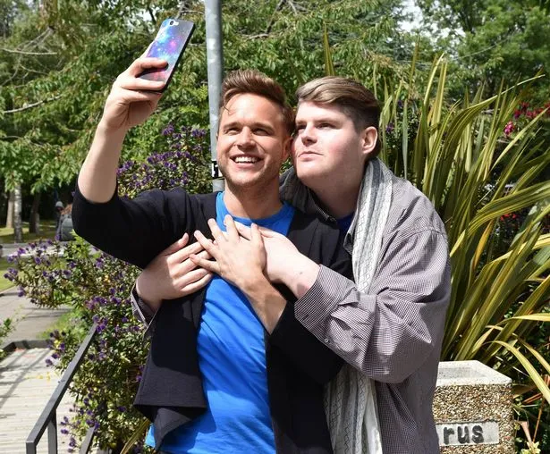 Olly Murs saat mendapat pelukan awkward dan tak terduga dari fans cowoknya © WENN/Mirror.co.uk