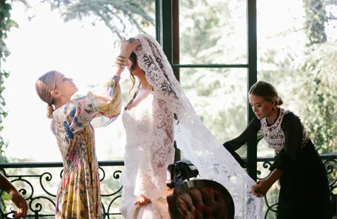 Inilah penampakan gaun pernikahan rancangan duo kembar Olsen @ vogue.com