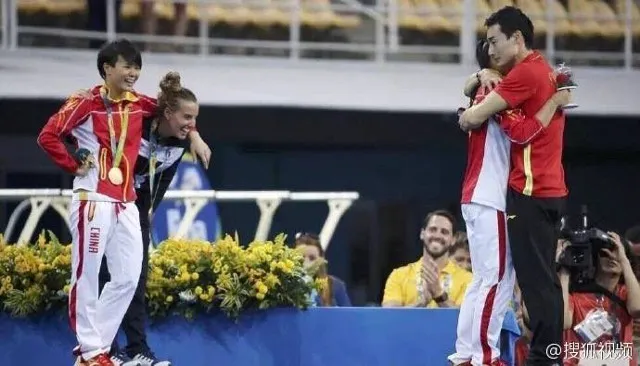 Dua peraih medali lain seolah jadi 'tempelan' di podium Olimpiade