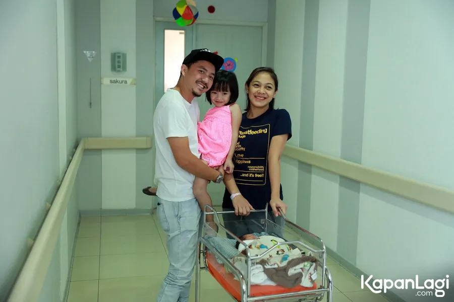 Omesh dan Dian Ayu menceritakan kronologi kelahiran anak keduanya. ©KapanLagi.com/Muhammad Akrom Sukarya
