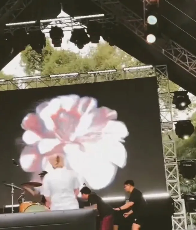 Onadio Leonardo Alami Insiden saat Manggung (Credit: Instagram/onadioleonardo_official)