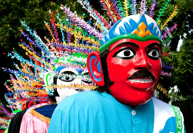 Ondel-ondel sebagai maskot kebudayaan Betawi (credit : komunitaskretek.co.id)