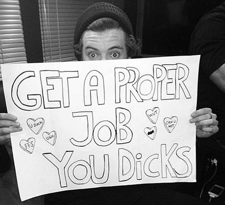 Dapat Tanda Pesan Aneh, Harry Styles Merasa Terhibur 