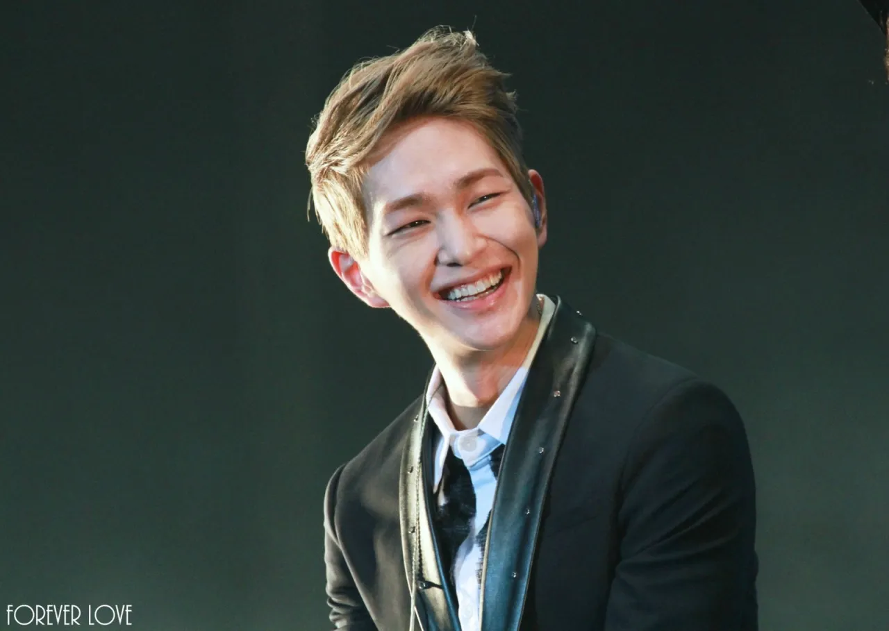 Onew SHINee yang sedang mempertimbangkan peran dalam drama baru Song Joong Ki dan Song Hye Gyo. ©Forever Love