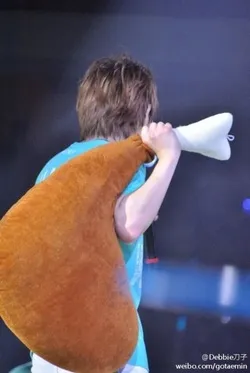 Onew dan boneka ayamnya © weibo.com/gotaemin