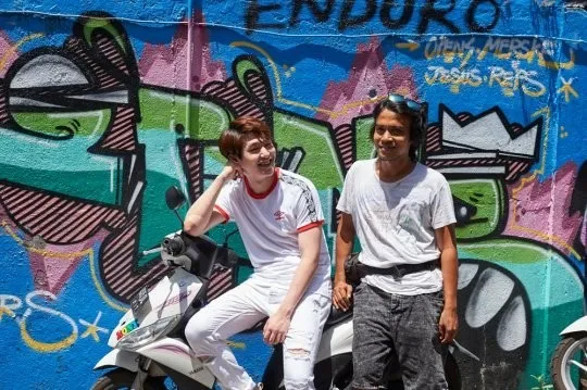 Onew pose dengan warga Bali © Cosmopolitan
