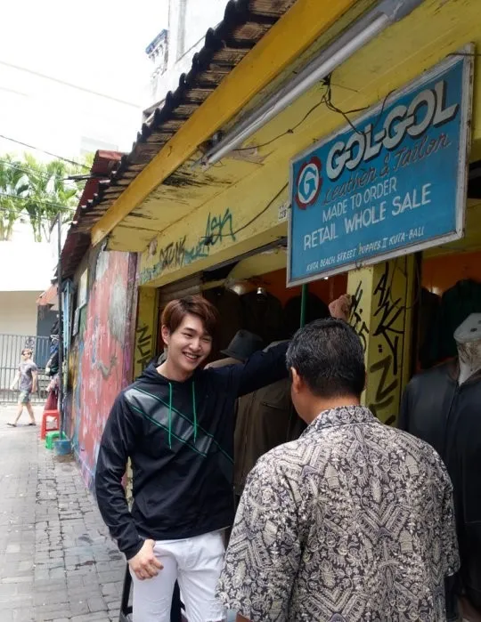 Onew berinteraksi dengan warga Bali © Cosmopolitan