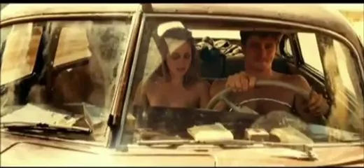 Kristen (tengah) banyak melakoni adegan telanjang dalam film ON THE ROAD.