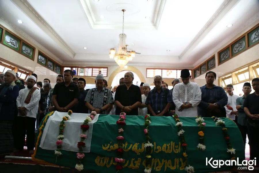 Proses salat jenazah Oon Project Pop. ŠKapanLagi.com/Agus Apriyanto
