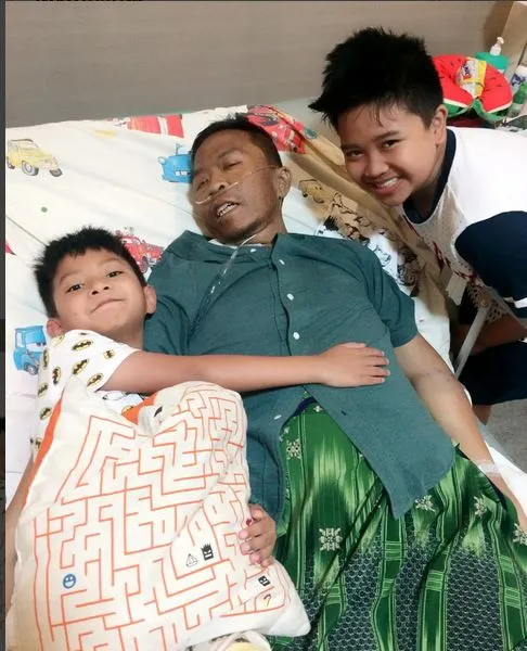 Oon mencoba untuk tersenyum saat foto bareng buah hatinya © Instagram.com/ocha31