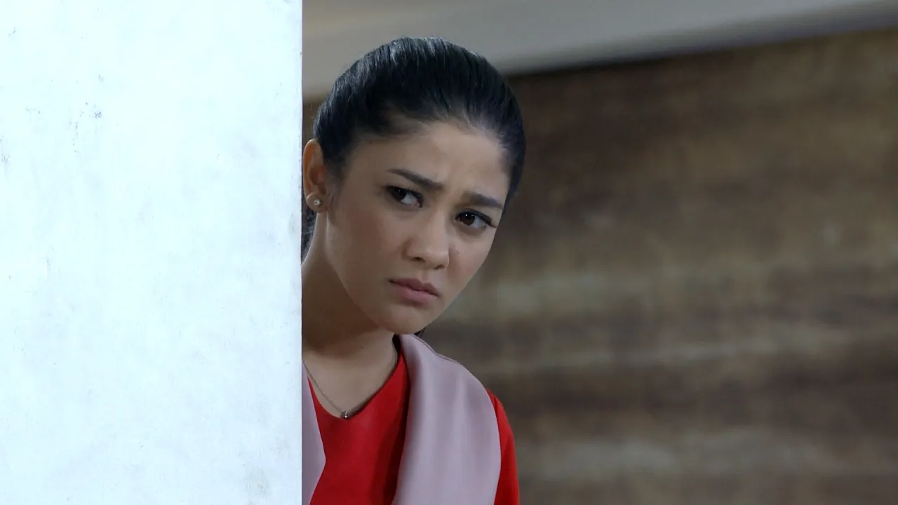 Afifah melihat selama ini dia belum pernah buntutin Aris. (credit: SCTV)
