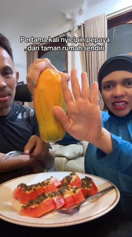 Potret Orang Tua Atta Halilintar Makan Pepaya (Credit: Instagram/genifaruk)