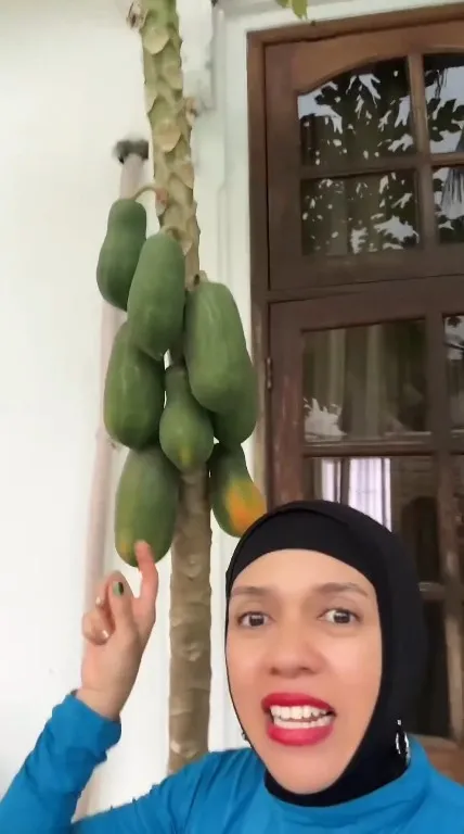 Potret Orang Tua Atta Halilintar Makan Pepaya (Credit: Instagram/genifaruk)