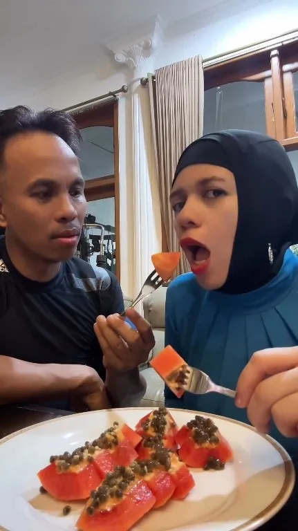 Potret Orang Tua Atta Halilintar Makan Pepaya (Credit: Instagram/genifaruk)