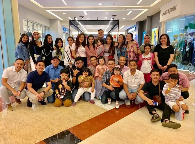 Bukber bersama keluarga (credit: instagram.com/ashanty_ash)