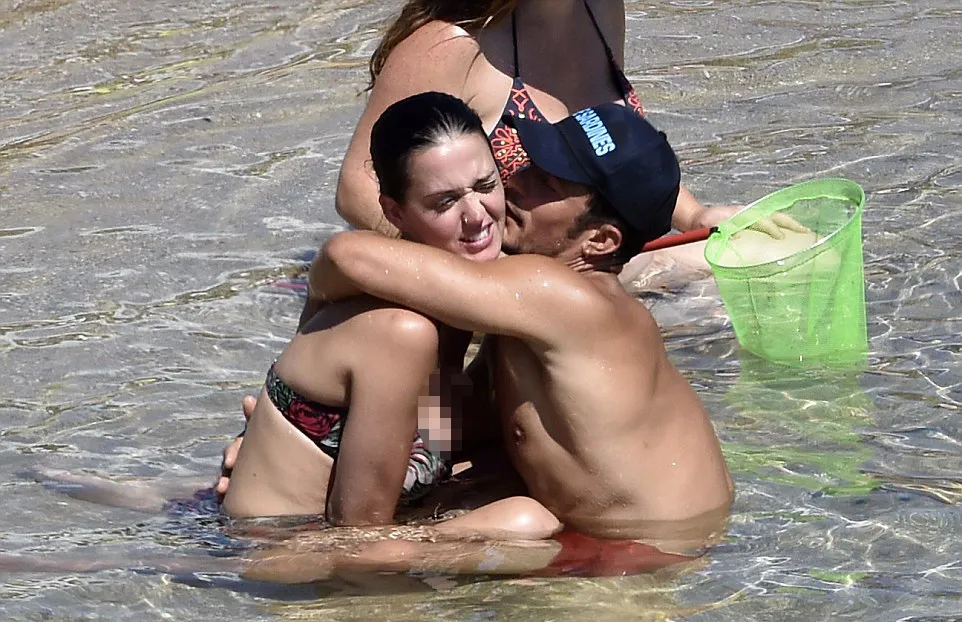 Orlando & Katy umbar kemesraan © dailymail.co.uk