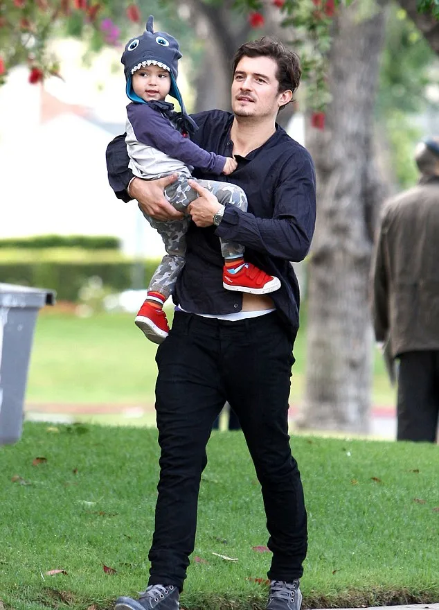 Flynn dan Orlando Bloom @ dailymail.co.uk