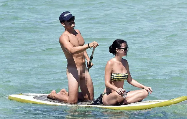 Masih ingat dengan foto Orlando Bloom dengan Katy Perry ini? Karena telanjangnya sang aktor, foto ini akhirnya jadi gambar viral di Internet via: dailymail.co.uk
