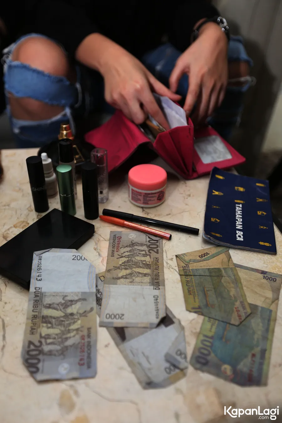 Ini dia Isi Dompet Dari Ovi Duo Serigala © Kapanlagi