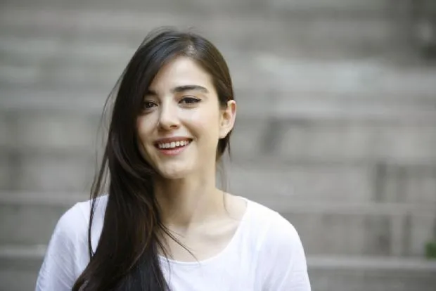 Ozge, sarjana perdagangan yang kini jadi aktris. @yasamhaberleri.com