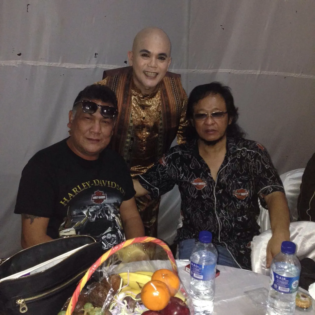 Foto Ozy (tengah) dan Deddy (kanan) dua minggu lalu © Dokumen Pribadi