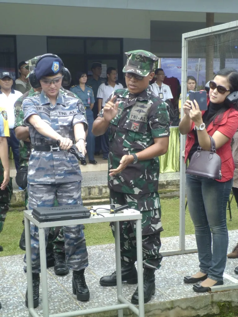 Dewi Perssik latihan menembak @foto: © KapanLagi.com