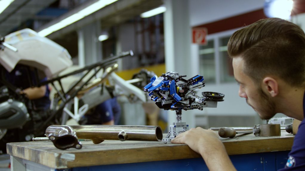 Sekelompok teknisi yang tergabung dalam BMW Juniors membuat prototip motor terbang berdasarkan model lego © maxim