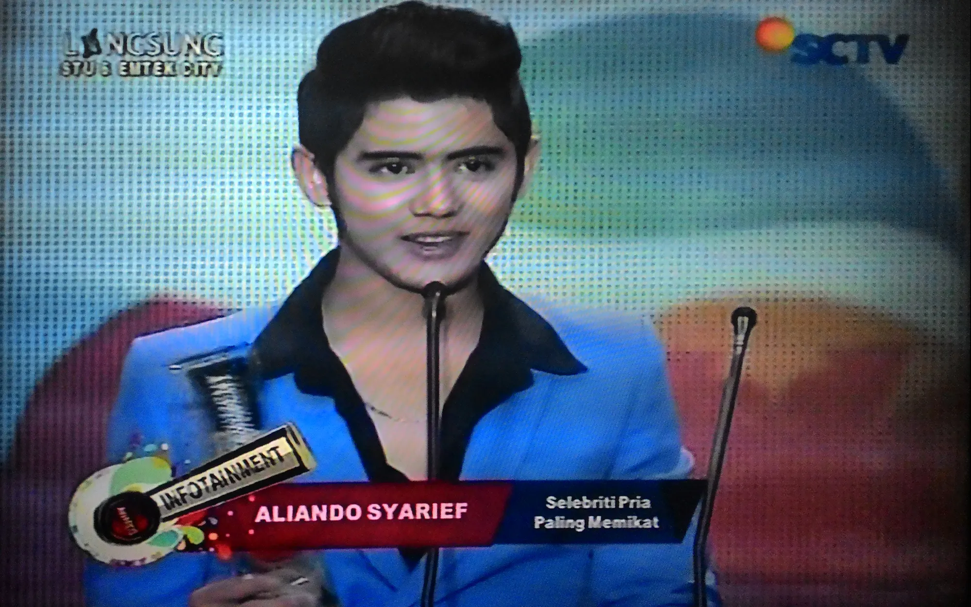 Aliando Syarief menerima penghargaan © KapanLagi.com®