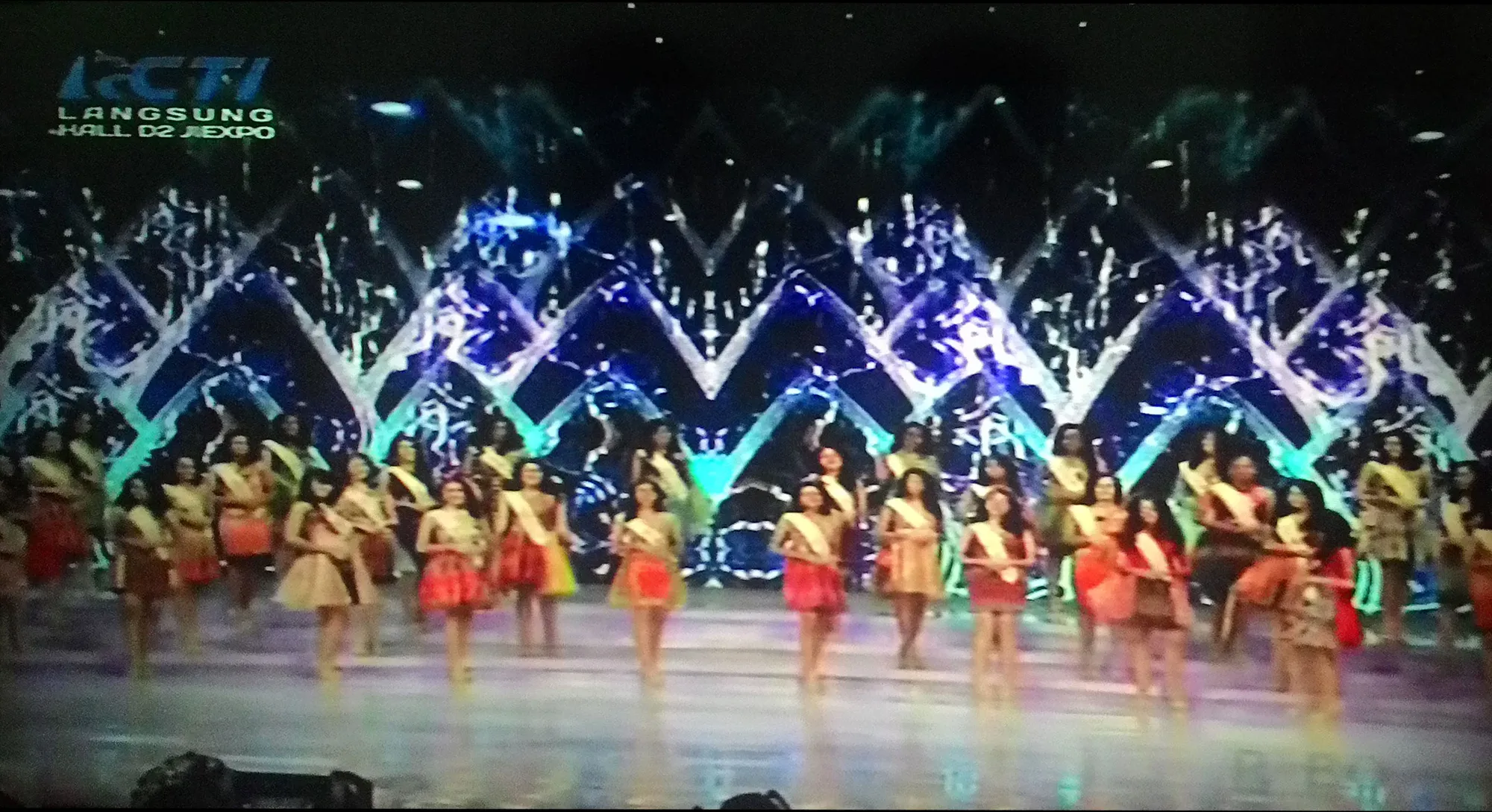 Finalis Miss Indonesia 2015 tampil cantik dan anggun di pembukaan © KapanLagi.com®