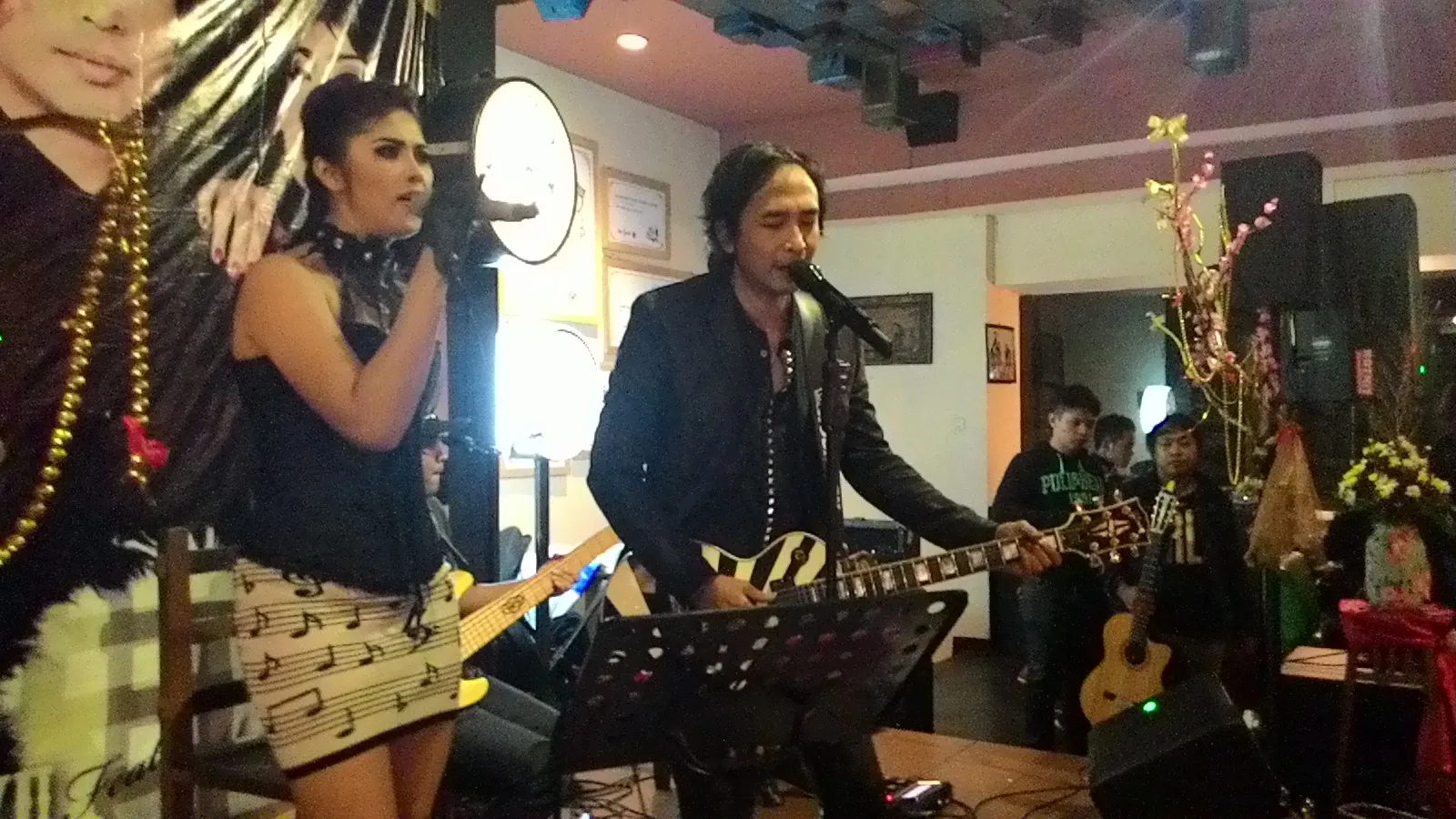 Audrey saat tampil bareng Piyu di Malang. @KapanLagi.com®/Darmadi Sasongko