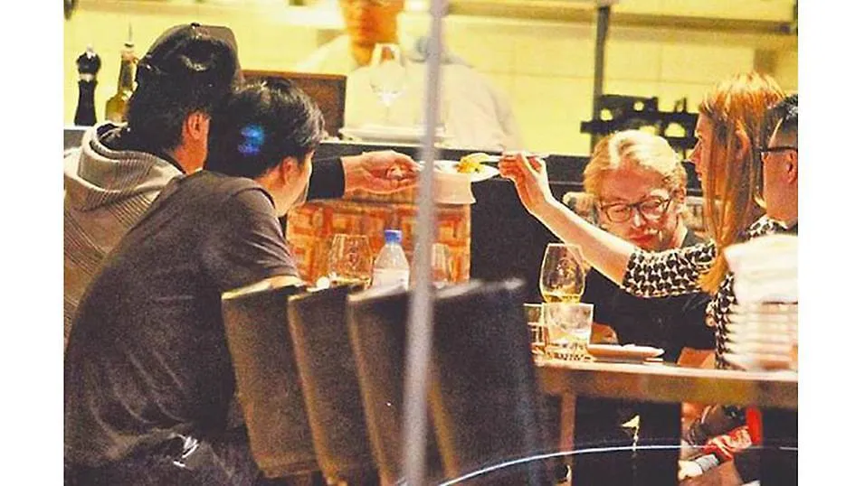 Makan malem bareng teman bule, Jerry Yan sempat disangka pacaran. ©toggle.sg