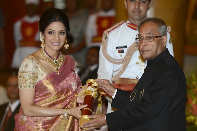 Sridevi ketika mendapatkan Padma Shri ©indianexpress