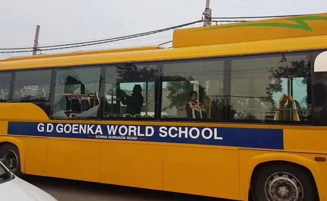 Bus sekolah ini dilempari batu oleh pendemo PADMAVAT ©NDTV