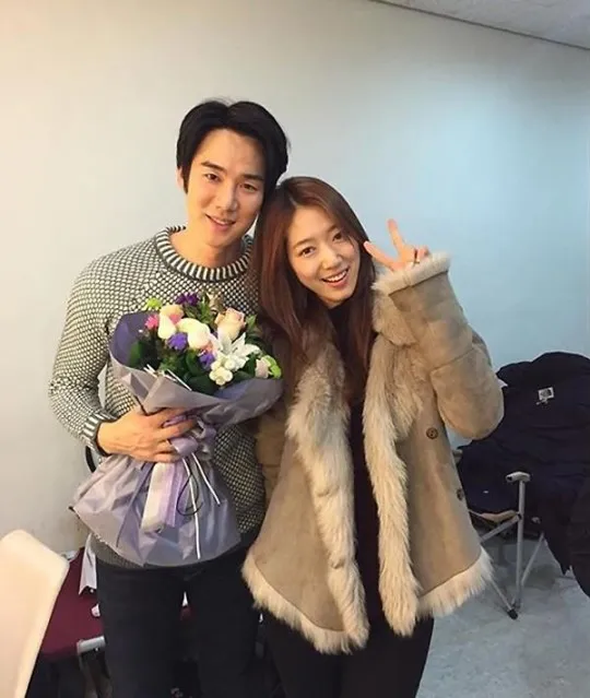 Park Shin Hye dan Yoo Yeon Suk di backstage musikcal The Passer-Through-Glass. ©soompi.com