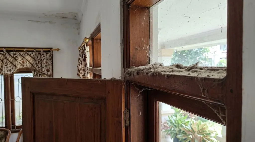Membersihkan kusen pintu/jendela. [AI Generated]
