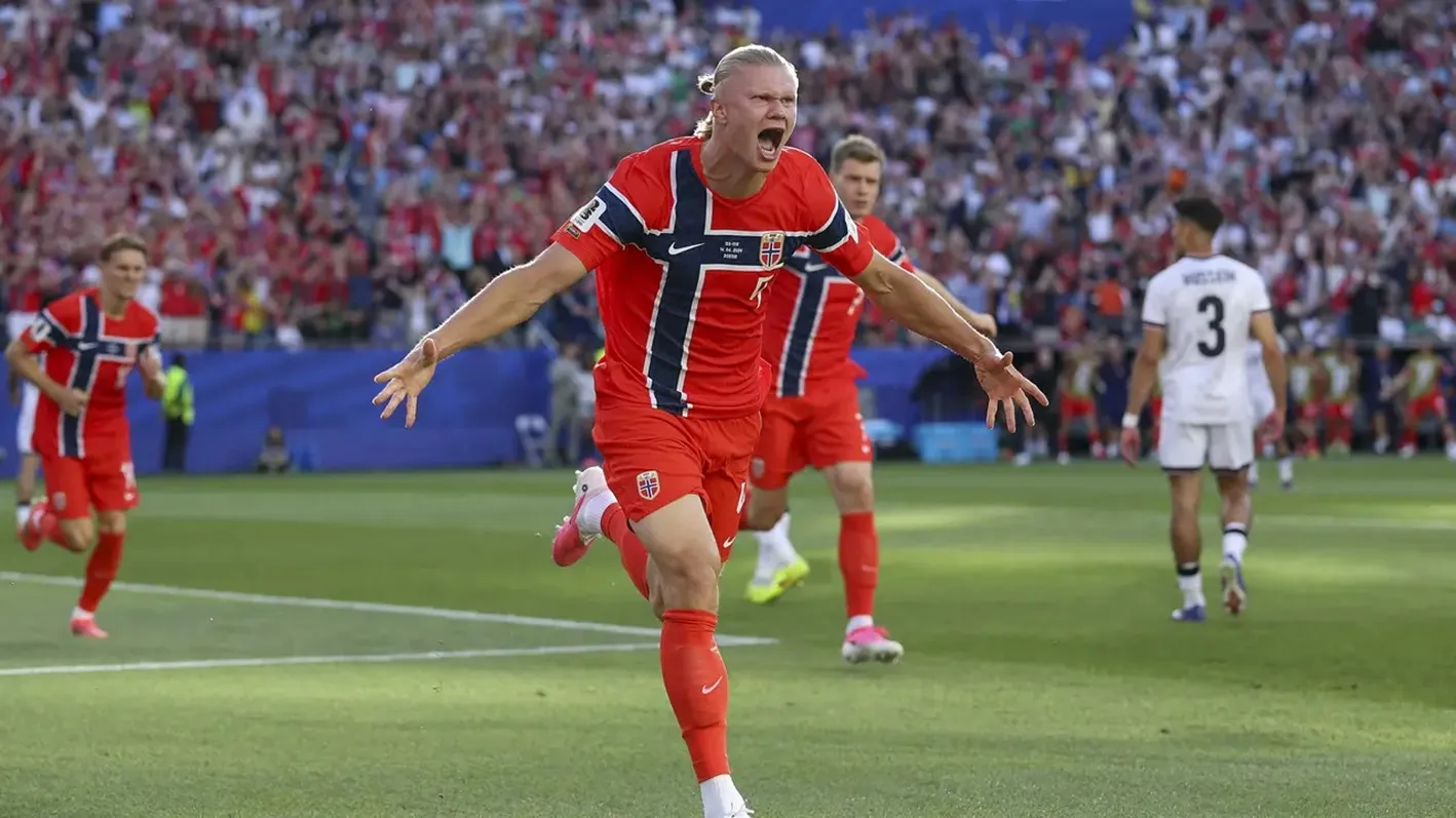 Erling Haaland merayakan golnya saat membawa Norwegia mencukur Irak di laga pertama Piala Dunia 2026 (AFP) .